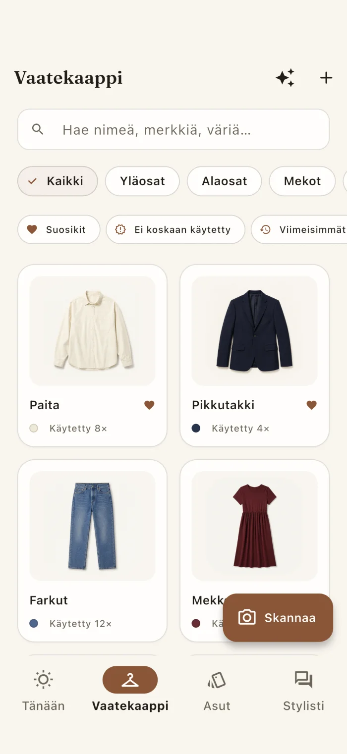 Sovelluksen vaatekaappinäkymä, jossa näkyy vaatteita
